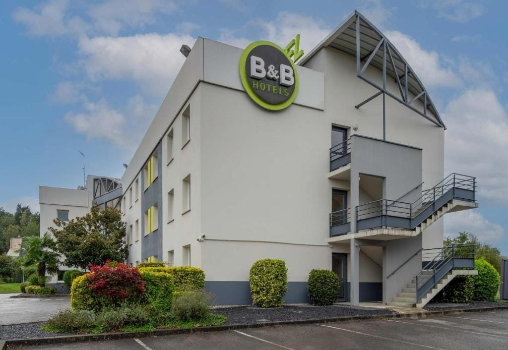 B&B Hotel Beauvais, façade extérieure avec enseigne, secteur Alentours, Beauvais