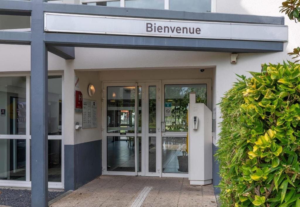 B&B Hotel Beauvais, entrée de l'hôtel, secteur Alentours, Beauvais