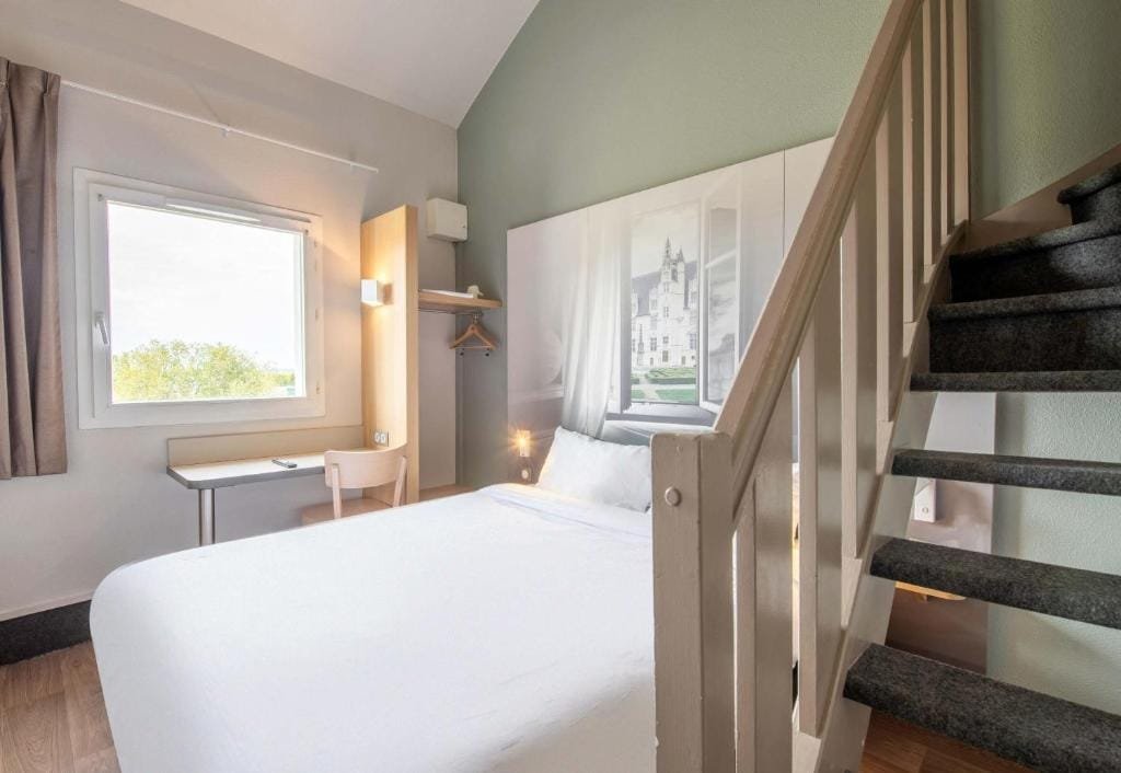 B&B Hotel Beauvais, escalier de la chambre duplex, secteur Alentours, Beauvais