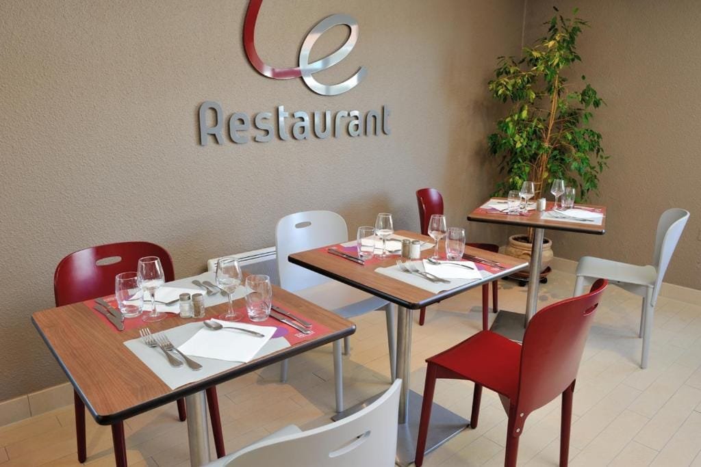 Campanile Hotel Beauvais, salle de restaurant dressée, secteur Alentours, Beauvais