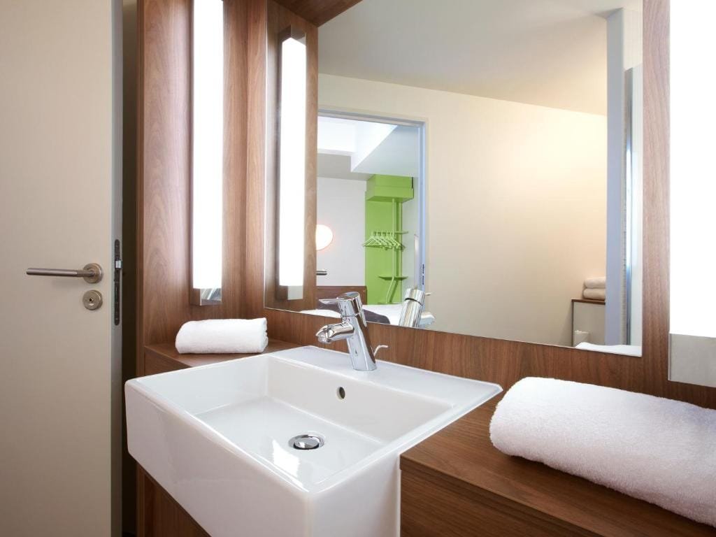 Campanile Hotel Beauvais, salle de bain avec vasque, secteur Alentours, Beauvais