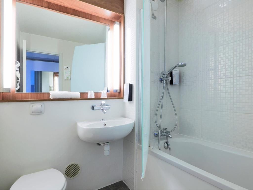 Campanile Hotel Beauvais, salle de bain avec baignoire et douche, secteur Alentours, Beauvais