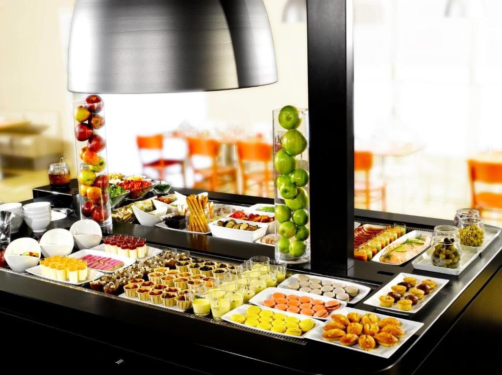 Campanile Hotel Beauvais, buffet gourmand avec macarons et saumon, secteur Alentours, Beauvais