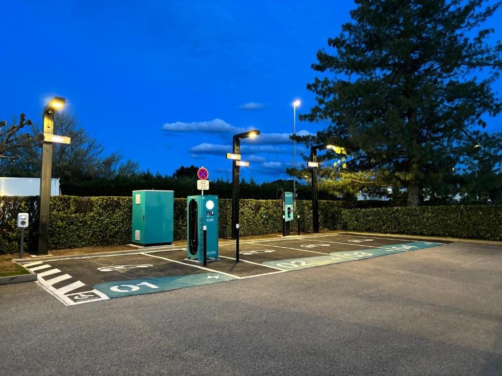 Campanile Hotel Beauvais, bornes de recharge pour véhicules électriques sur le parking, secteur Alentours, Beauvais