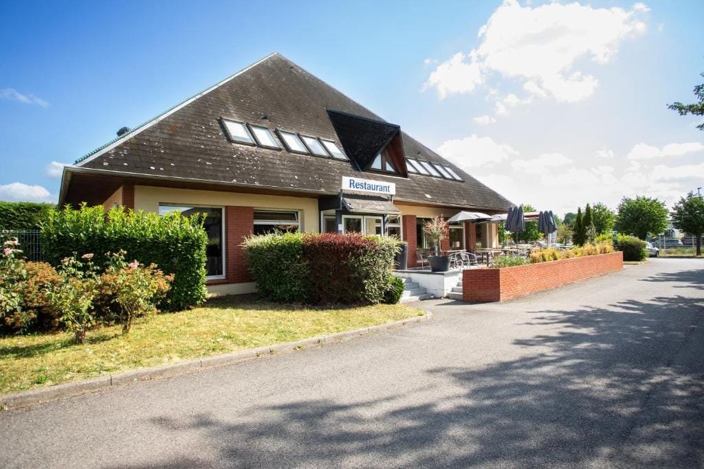 Elema Hotels Beauvais, bâtiment du restaurant et terrasse extérieure, secteur Aéroport, Beauvais