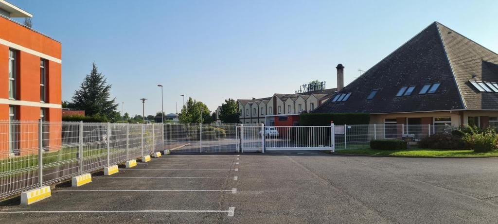 Elema Hotels Beauvais, entrée et parking, secteur Aéroport, Beauvais