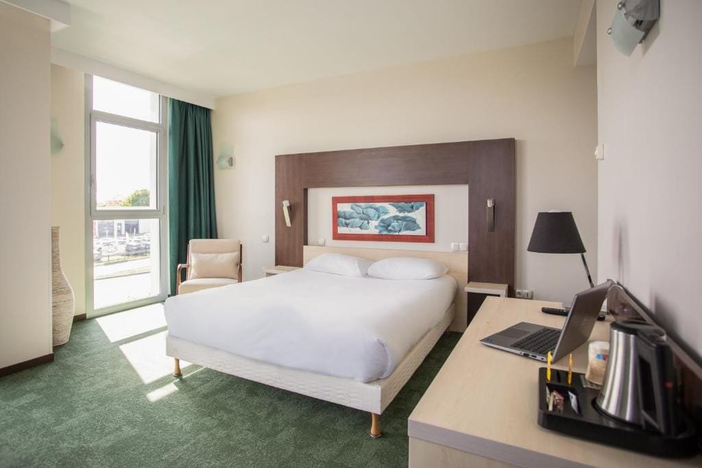 Elema Hotels Beauvais, chambre avec balcon et vue dégagée, secteur Aéroport, Beauvais
