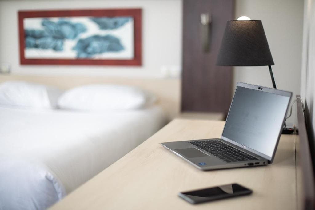 Elema Hotels Beauvais, coin bureau en chambre, secteur Aéroport, Beauvais