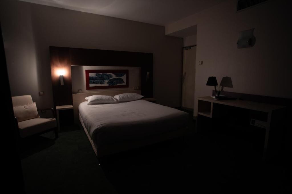Elema Hotels Beauvais, chambre en ambiance tamisée, secteur Aéroport, Beauvais