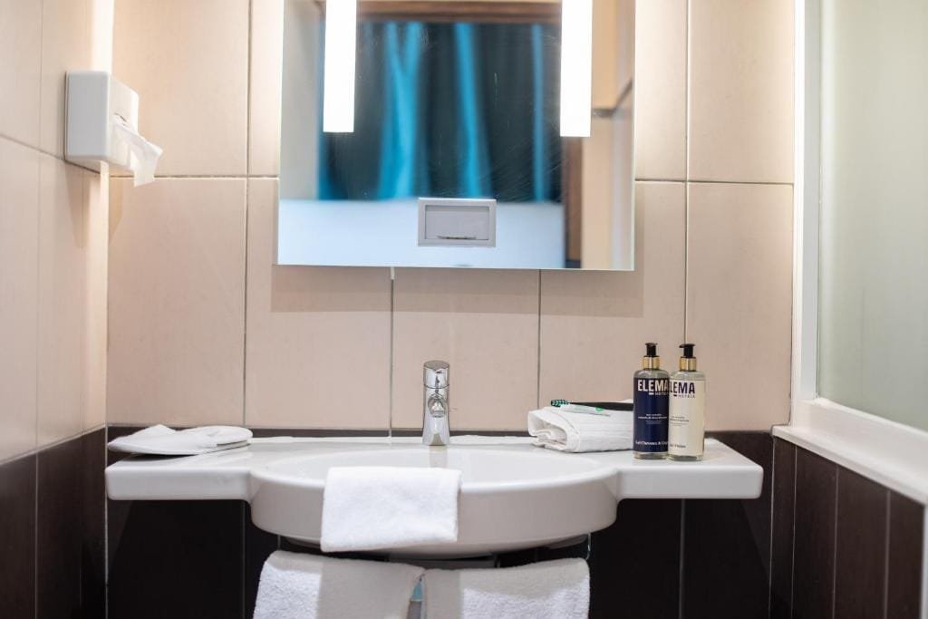 Elema Hotels Beauvais, salle de bain avec produits de toilette de la marque, secteur Aéroport, Beauvais