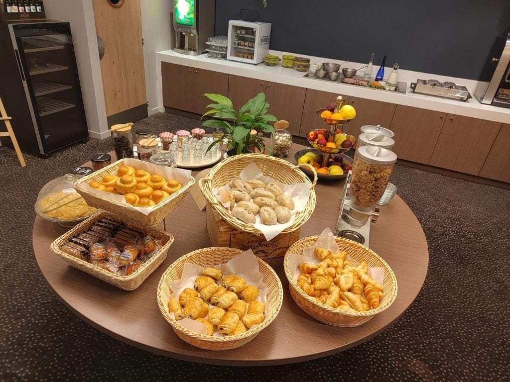Elema Hotels Beauvais, buffet du petit-déjeuner, viennoiseries, secteur Aéroport, Beauvais