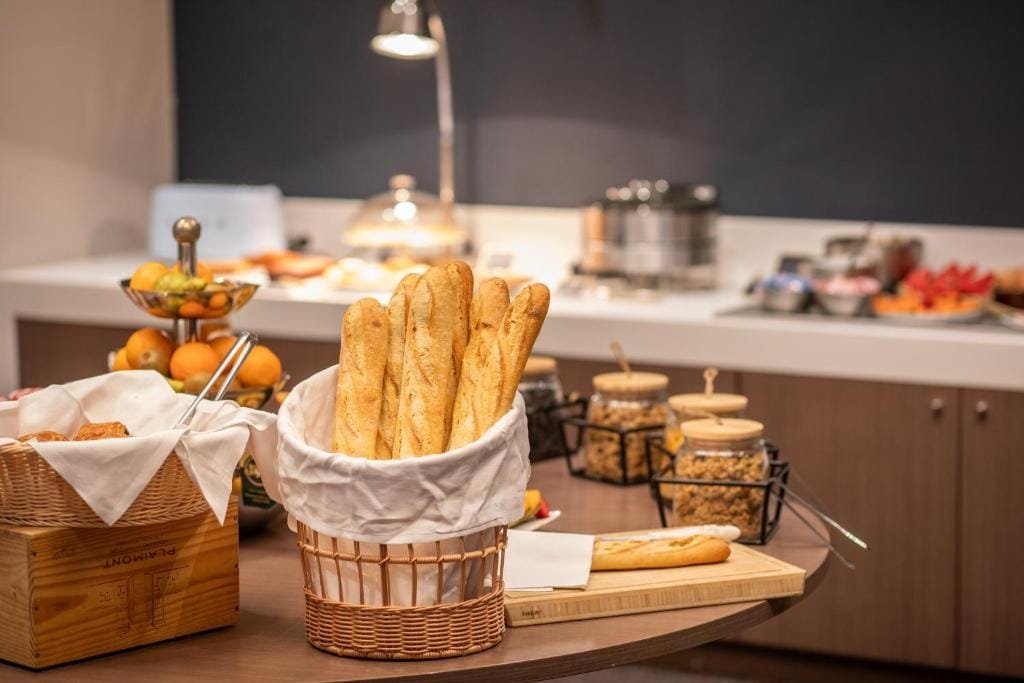 Elema Hotels Beauvais, buffet du petit-déjeuner, pain frais, secteur Aéroport, Beauvais