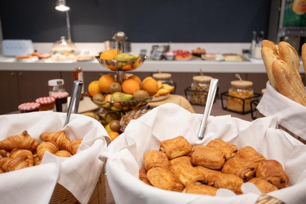 Elema Hotels Beauvais, buffet du petit-déjeuner, croissants et fruits, secteur Aéroport, Beauvais