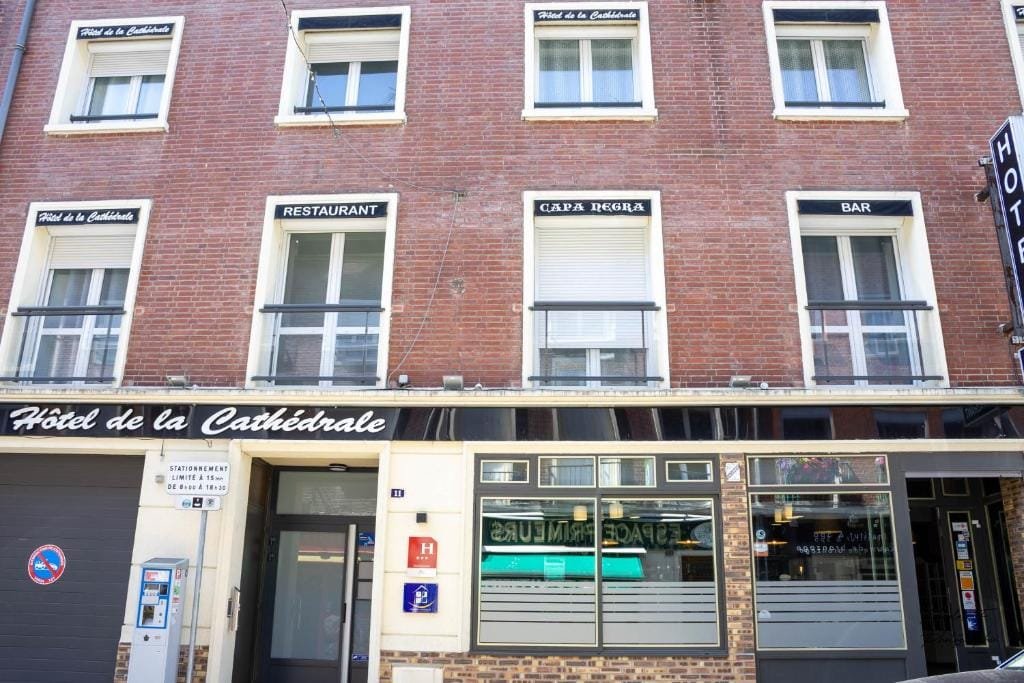 Hôtel de la Cathédrale, façade avec enseignes Restaurant, bar Capa Negra, secteur Centre-ville, Beauvais