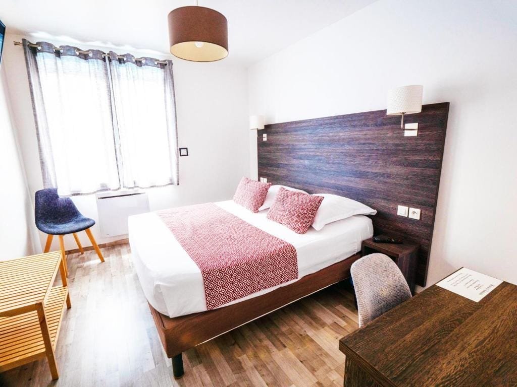 Hôtel de la Cathédrale, chambre double avec tête de lit en bois foncé, secteur Centre-ville, Beauvais