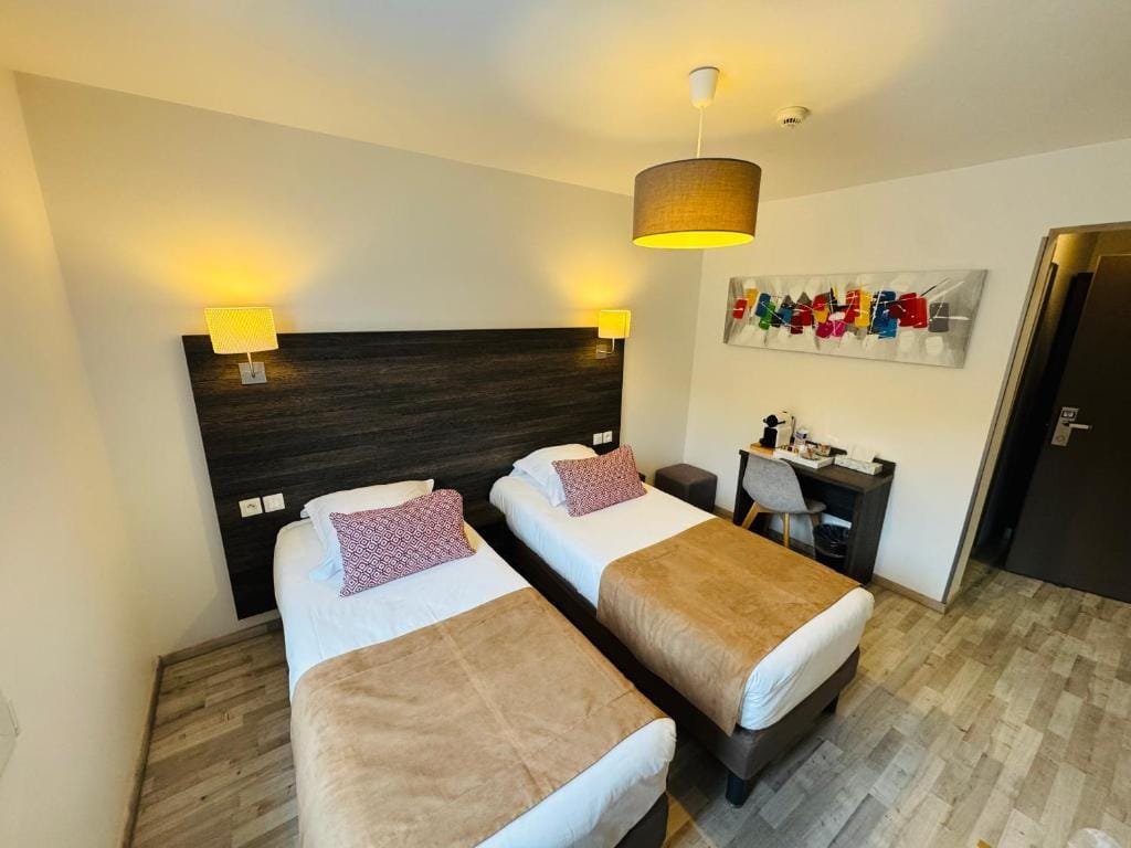 Hôtel de la Cathédrale, chambre à lits jumeaux avec tableau coloré, secteur Centre-ville, Beauvais