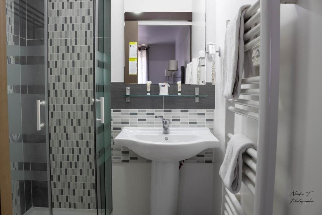 Hôtel de la Cathédrale, salle de bain avec douche à l'italienne et mosaïque, secteur Centre-ville, Beauvais