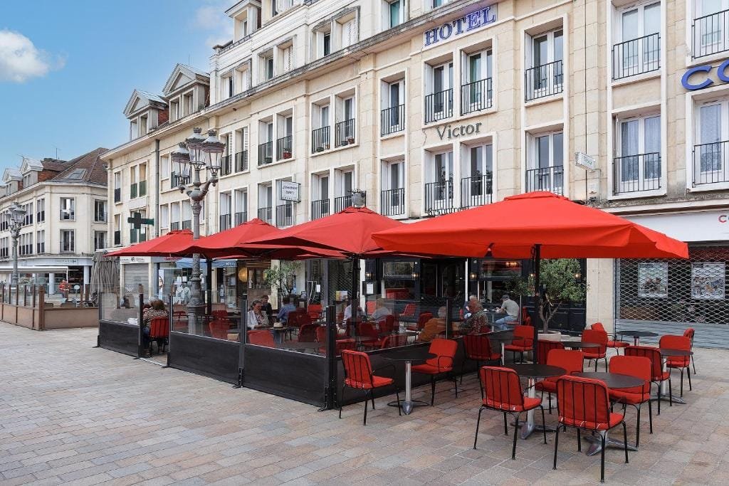 Hôtel Victor, façade et terrasse place Jeanne Hachette, secteur Centre-ville, Beauvais