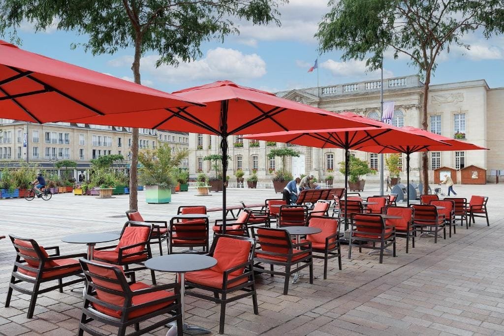 Hôtel Victor, terrasse sur la place Jeanne Hachette, secteur Centre-ville, Beauvais