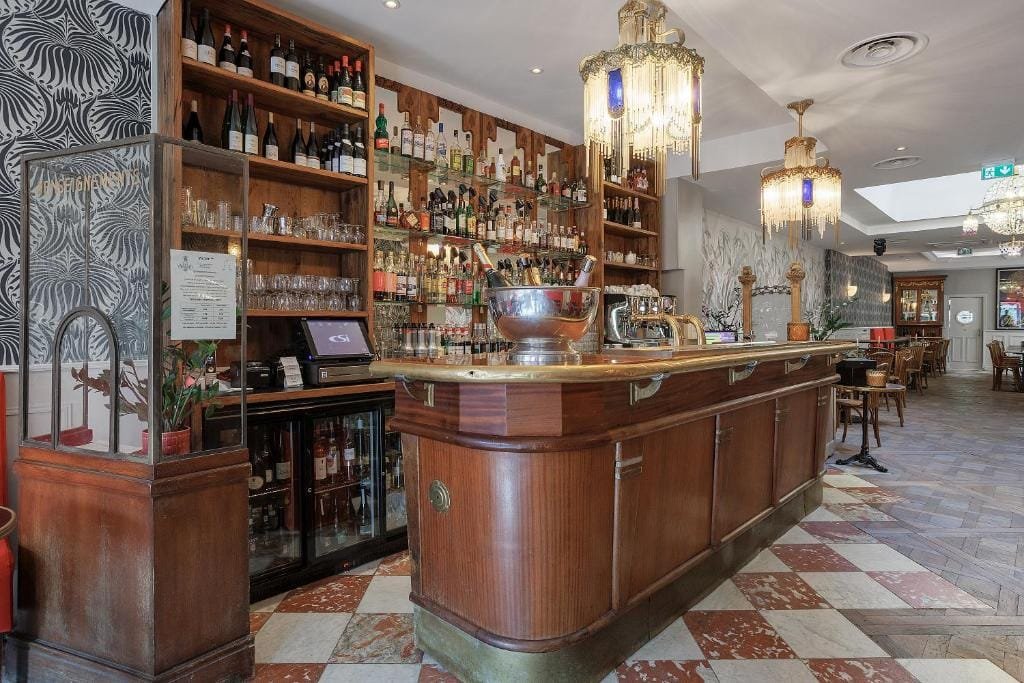 Hôtel Victor, bar de l'hôtel aux lustres à pampilles, secteur Centre-ville, Beauvais