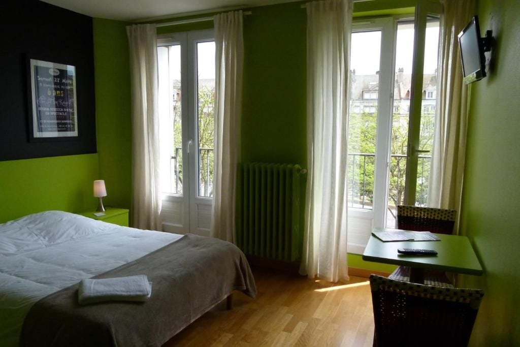 Hôtel Victor, chambre avec balcon et vue sur la ville, secteur Centre-ville, Beauvais