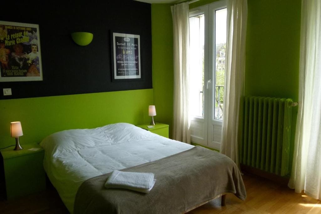 Hôtel Victor, chambre avec affiches de spectacles, secteur Centre-ville, Beauvais