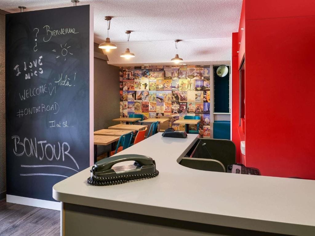 hotelF1 Beauvais, espace d'accueil avec tableau de bienvenue, secteur Alentours, Beauvais