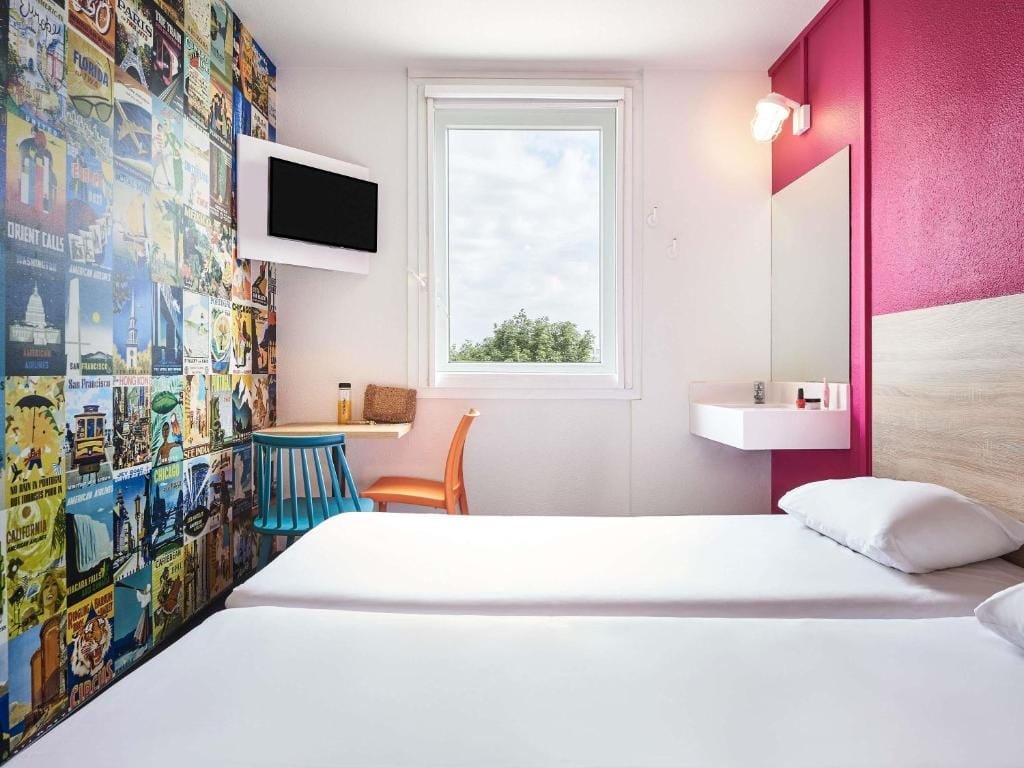hotelF1 Beauvais, chambre avec décor affiches de voyage et lavabo, secteur Alentours, Beauvais