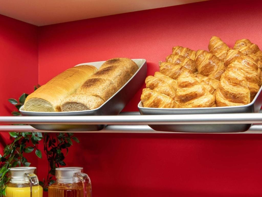 hotelF1 Beauvais, buffet du petit-déjeuner, pain et viennoiseries, secteur Alentours, Beauvais