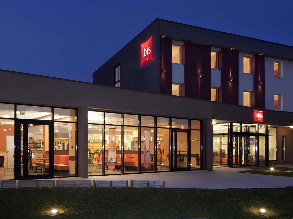 ibis Beauvais Aéroport, façade de nuit illuminée, secteur Aéroport, Beauvais