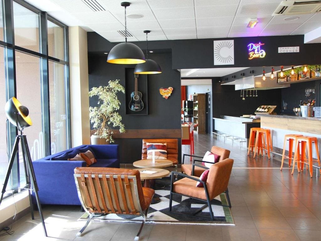 ibis Beauvais Aéroport, lounge Charlie's Corner avec guitare et néon, secteur Aéroport, Beauvais