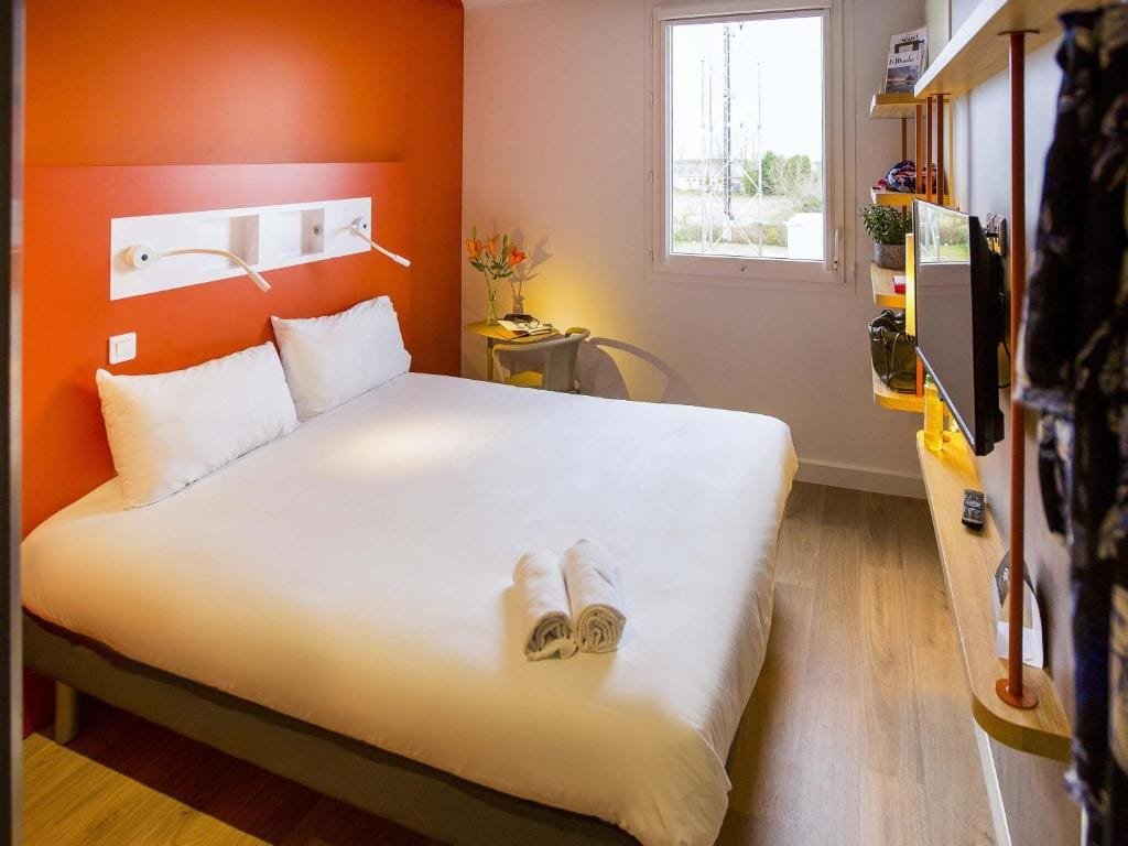 ibis budget Beauvais Aéroport, chambre double avec vue sur les installations de l'aéroport, secteur Aéroport, Beauvais