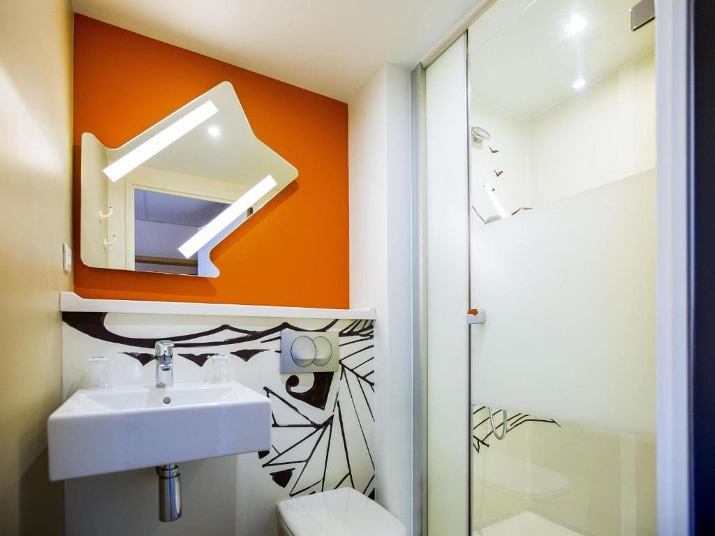 ibis budget Beauvais Aéroport, salle de bain avec douche à l'italienne, secteur Aéroport, Beauvais