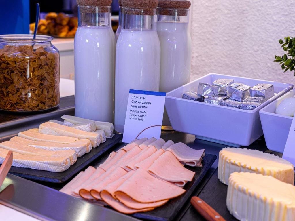 ibis budget Beauvais Aéroport, buffet petit-déjeuner, charcuterie et fromages, secteur Aéroport, Beauvais