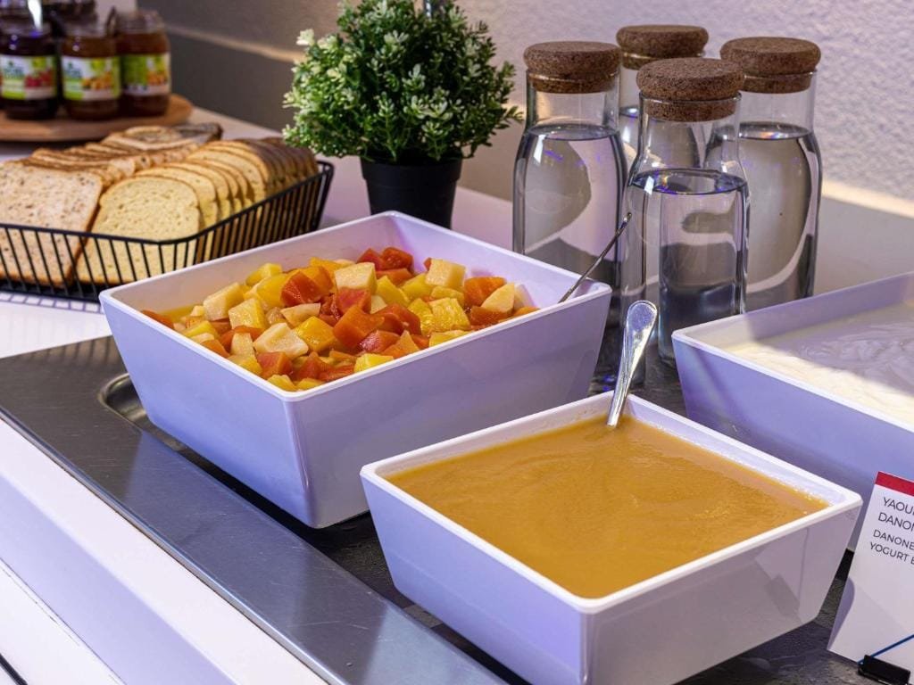 ibis budget Beauvais Aéroport, buffet petit-déjeuner, fruits et pain, secteur Aéroport, Beauvais