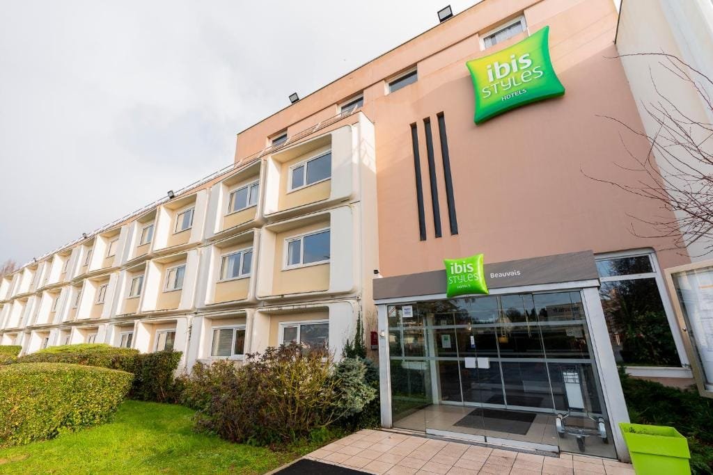 ibis Styles Beauvais, façade extérieure avec enseigne, secteur Alentours, Beauvais