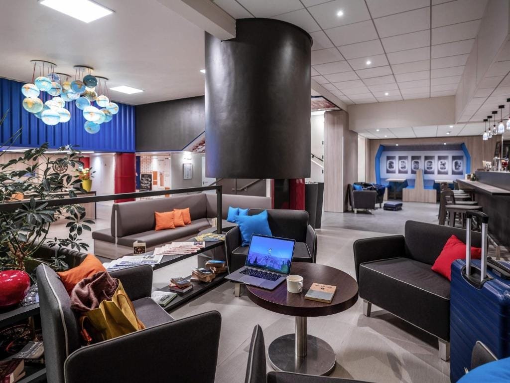 ibis Styles Beauvais, lobby et bar lounge avec suspension de globes, secteur Alentours, Beauvais