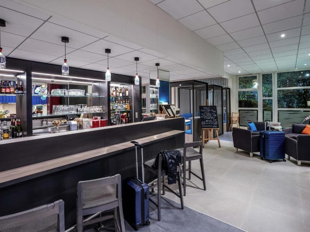 ibis Styles Beauvais, comptoir du bar en soirée, secteur Alentours, Beauvais