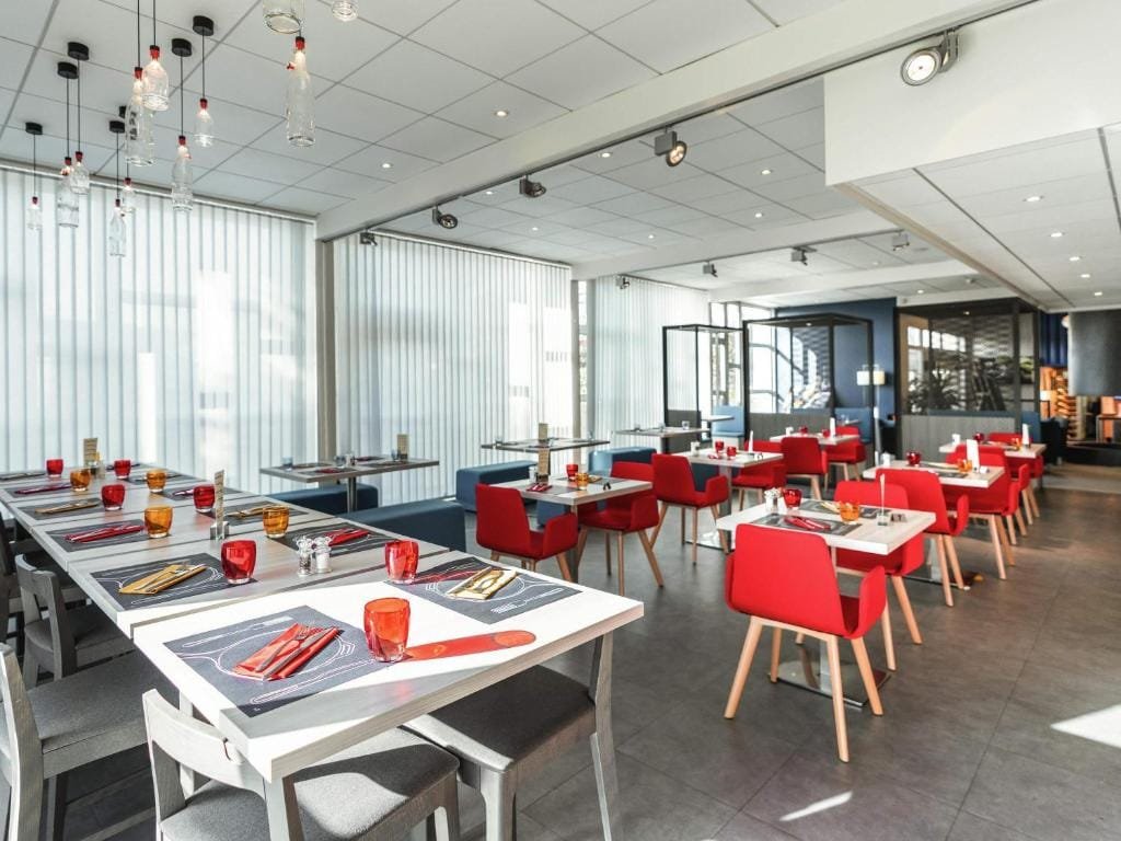 ibis Styles Beauvais, salle de restaurant avec chaises rouges, secteur Alentours, Beauvais