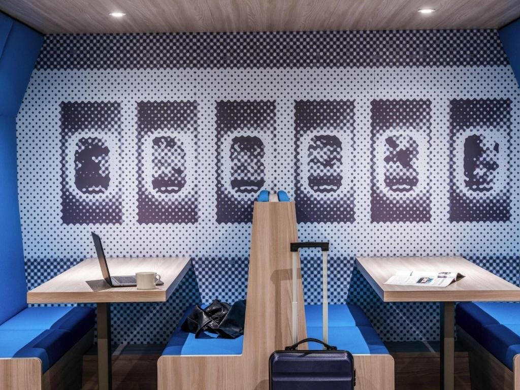 ibis Styles Beauvais, coin repas avec banquette à motif graphique, secteur Alentours, Beauvais