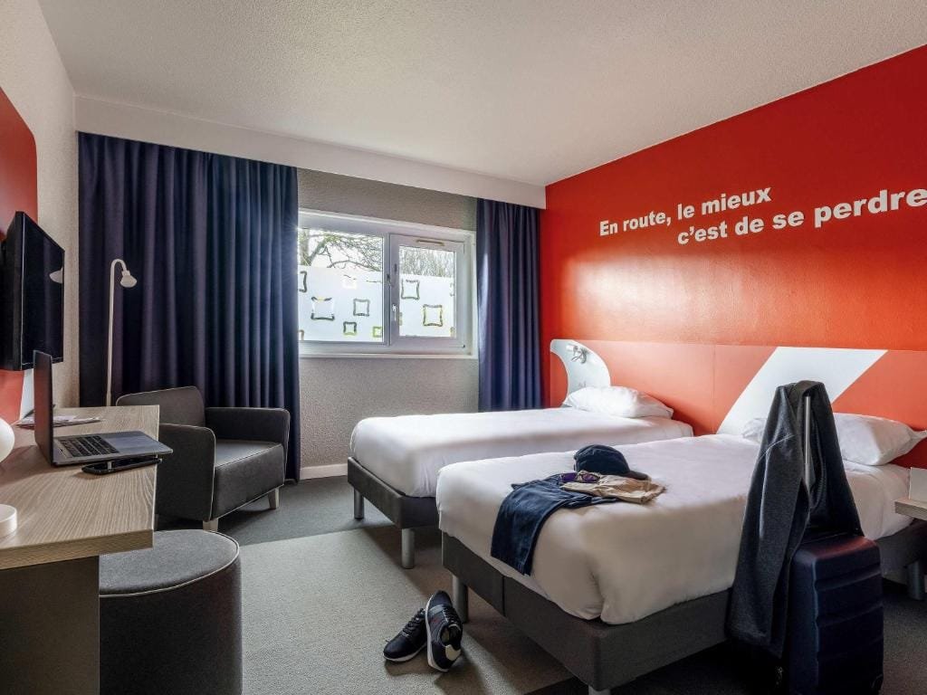 ibis Styles Beauvais, chambre à lits jumeaux à décor route, secteur Alentours, Beauvais
