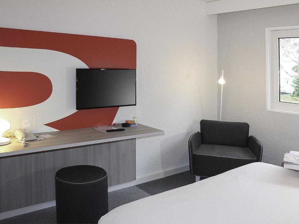 ibis Styles Beauvais, chambre avec téléviseur et tête de lit logo ibis, secteur Alentours, Beauvais