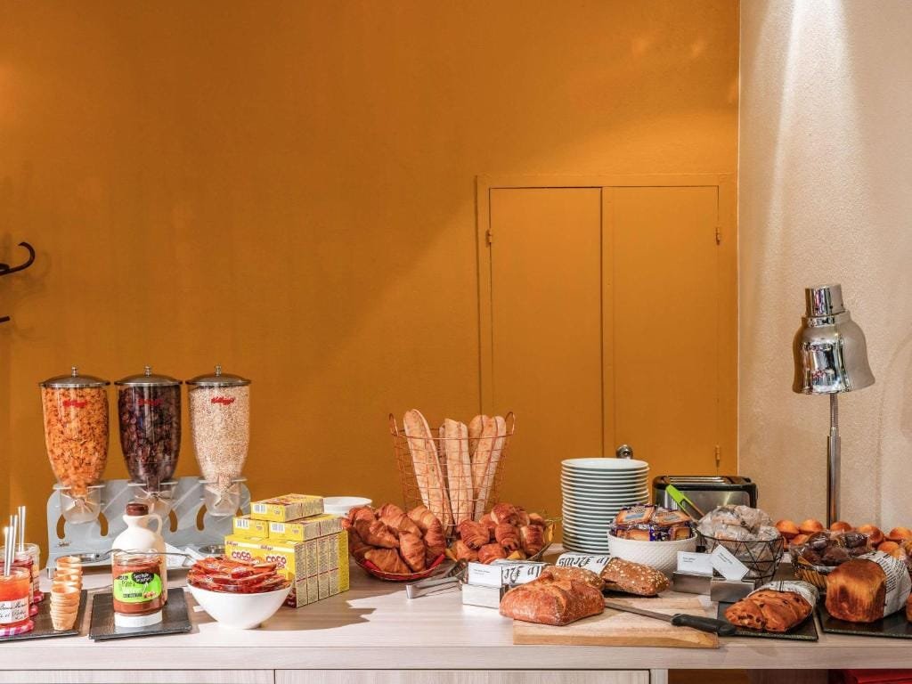 ibis Styles Beauvais, buffet du petit-déjeuner avec pains et viennoiseries, secteur Alentours, Beauvais