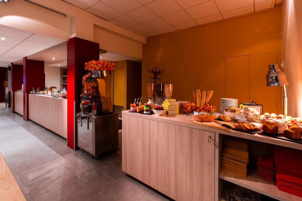 ibis Styles Beauvais, buffet du petit-déjeuner avec presse-agrumes, secteur Alentours, Beauvais