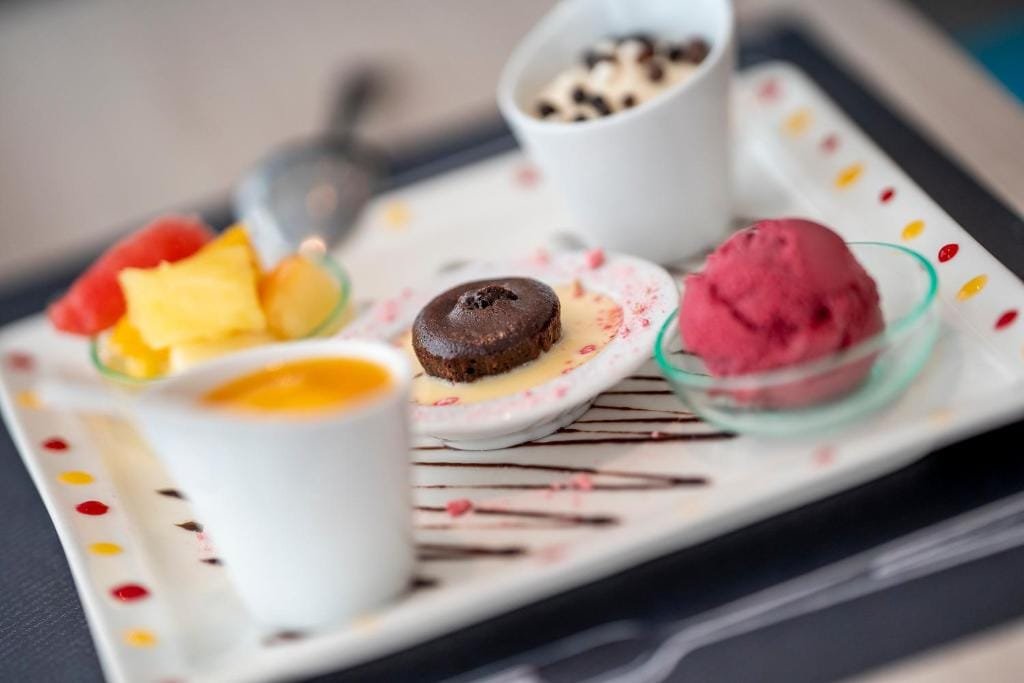 ibis Styles Beauvais, assiette de desserts (mi-cuit, sorbet, fruits), secteur Alentours, Beauvais
