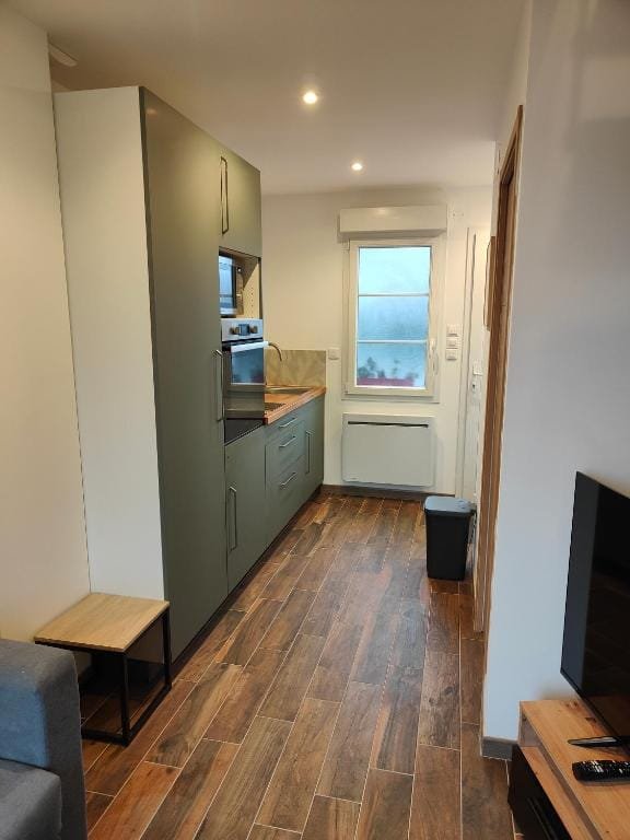 Jungle Loft, vue d'enfilade de l'appartement, cuisine et coin télévision, meublé de tourisme à Tillé, aéroport de Beauvais