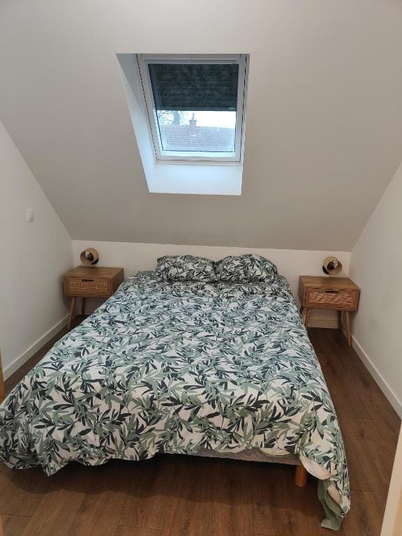 Jungle Loft, chambre sous combles avec fenêtre de toit et tables de chevet en rotin, meublé de tourisme à Tillé, aéroport de Beauvais