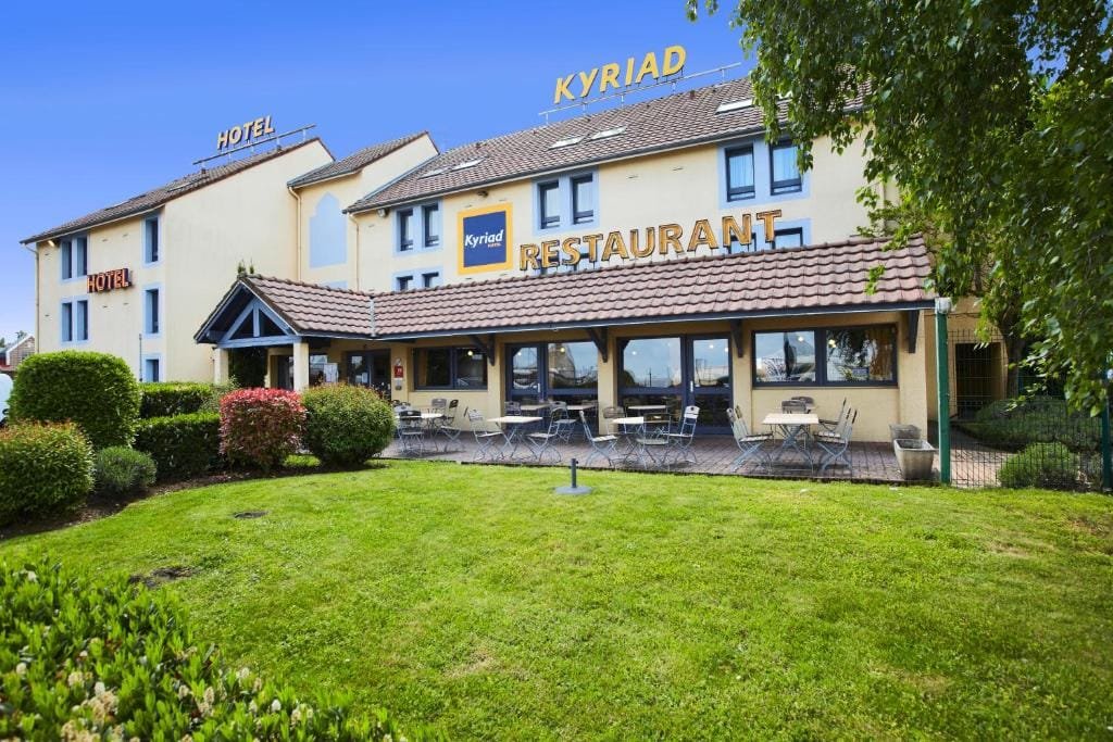 Kyriad Beauvais Sud, façade extérieure avec terrasse du restaurant, secteur Alentours, Beauvais