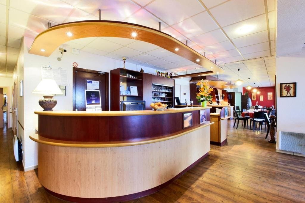 Kyriad Beauvais Sud, comptoir de réception et bar, secteur Alentours, Beauvais