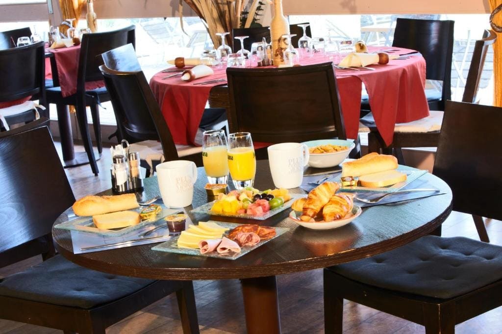 Kyriad Beauvais Sud, petit-déjeuner dressé en salle, secteur Alentours, Beauvais